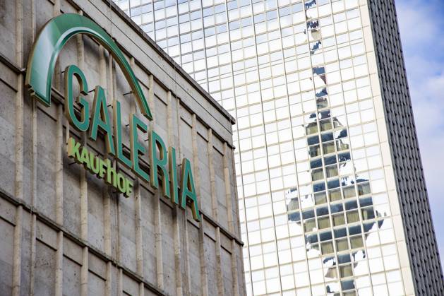 Die Fassade der Filiale der Galeria Karstadt Kaufhof und der Fernsehturm am Alexanderplatz in Berlin am 1. November 2022. Galeria Karstadt Kaufhof beantragt Schutzschirmverfahren