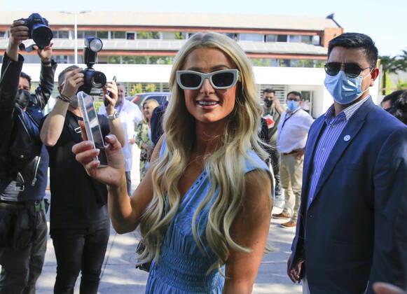 Santiago, November 2, 2022 Paris Hilton visits the Teleton Institute of Santiago, accompanied by Mario Kreutzberger Don Francisco Juan Eduardo Lopez Aton Chile, Santiago Chile Aton 655100  Copyright: JUANxEDUARDOxLOPEZ ATONxCHILE