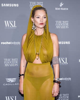 Kate Moss arrives on the red carpet for the WSJ. Magazine Innovator Awards 2022 at the Museum of Modern Art in New York, NY, on Wednesday, November 2, 2022. 1 NYP20221102504 GabrielexHoltermann