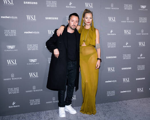 Anthony Vaccarello and Kate Moss arrive on the red carpet for the WSJ. Magazine Innovator Awards 2022 at the Museum of Modern Art in New York, NY, on Wednesday, November 2, 2022. 1 NYP20221102508 GabrielexHoltermann