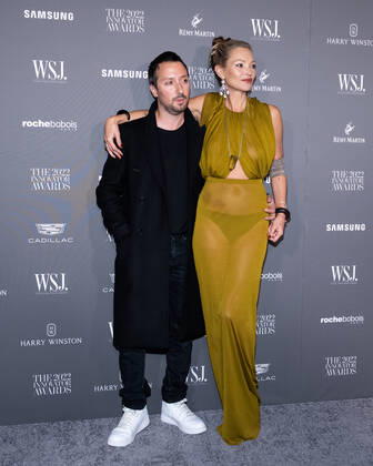 Anthony Vaccarello and Kate Moss arrive on the red carpet for the WSJ. Magazine Innovator Awards 2022 at the Museum of Modern Art in New York, NY, on Wednesday, November 2, 2022. 1 NYP20221102509 GabrielexHoltermann