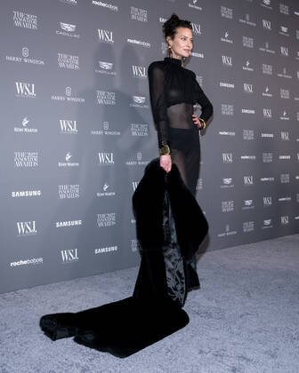 Shalom Harlow arrives on the red carpet for the WSJ. Magazine Innovator Awards at the Museum of Modern Art in New York City on Wednesday, November 2, 2022. 1 NYP20221102552 GabrielexHoltermann