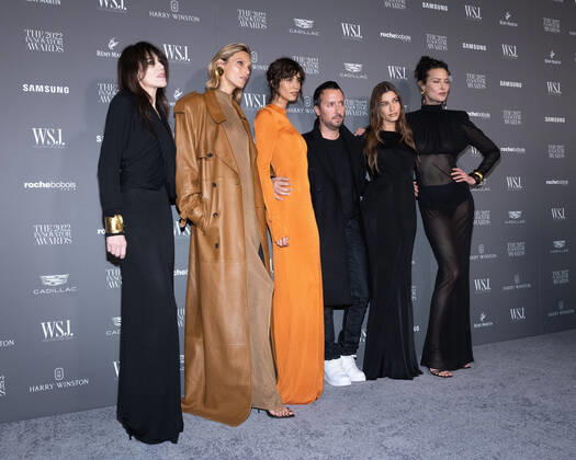 Entertainment Bilder des Tages (L-R) Charlotte Gainsbourg, Anja Rubik, Mica Arganaraz, Anthony Vaccarello, Hailey Bieber, and Shalom Harlow arrive on the red carpet for the WSJ. Magazine Innovator Awards at the Museum of Modern Art in New York City on Wednesday, November 2, 2022. 1 NYP20221102566 GabrielexHoltermann