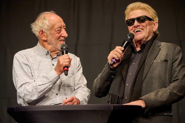 Bilder des Jahres 2022, Entertainment 11 November Entertainment Themen der Woche KW44 Entertainment Bilder des Tages Heino besucht Dieter Hallervorden in seinem Theater in Dessau Deutschland, Dessau, 03.11.2022: Heino und Dieter Hallervorden im Mitteldeutschen Theater in Dessau. Im Rahmen seiner Kirchentournee Die Himmel rühmen treffen sich Heino und Dieter Hallervorden auf einer Pressekonferenz in Dessau. Heino besucht vorab alle Auftrittsorte und erzählt Details zur geplanten Tournee.