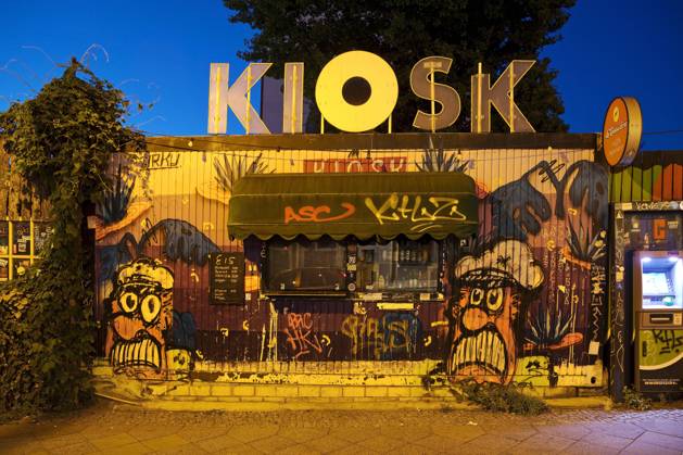 IMAGO Creative, Urban Lifestyle Schriller Kiosk in der blauen Stunde, Friedrichshain, Deutschland, Berlin funky kiosk in the blue hour, Friedrichshain, Germany, Berlin BLWS674882