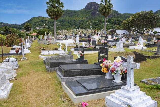 Landestypische Gräber auf dem Friedhof der Hauptstadt Victoria, Insel Mahe, Seychellen, Afrika Copyright: imageBROKER/IngoxSchulz iblisb08762782