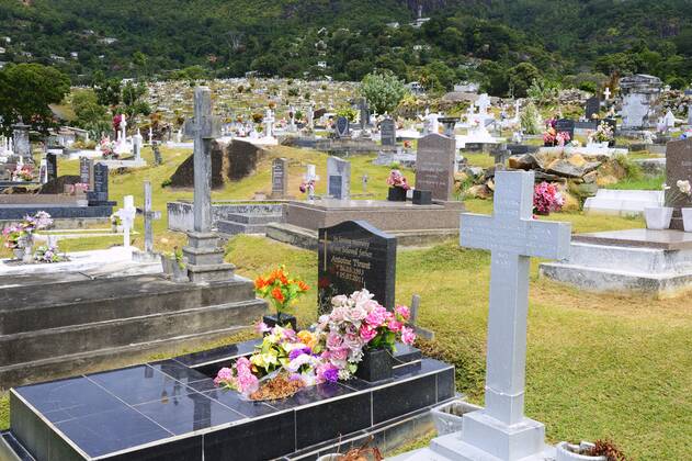 Landestypische Gräber auf dem Friedhof der Hauptstadt Victoria, Insel Mahe, Seychellen, Afrika Copyright: imageBROKER/IngoxSchulz iblisb08762784