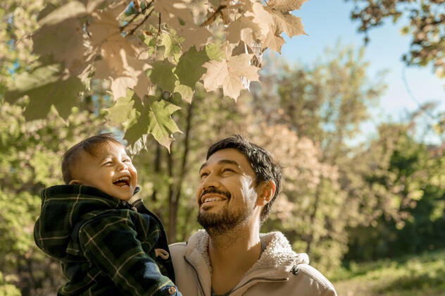 Happy father carrying son in park model released, Symbolfoto, ANAF00199
