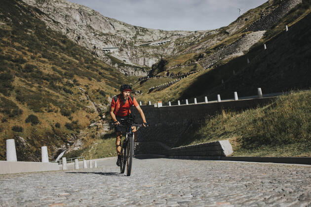 IMAGO Creative: 2022 Sport Favoriten IMAGO Creative: November, Monat der Männergesundheit Man cycling through Gotthard Pass on sunny day model released, Symbolfoto, DMGF00864