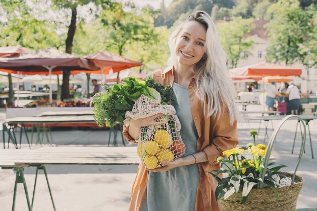 Smiling woman with fresh vegetables in mesh bag at market model released, Symbolfoto, NDEF00010