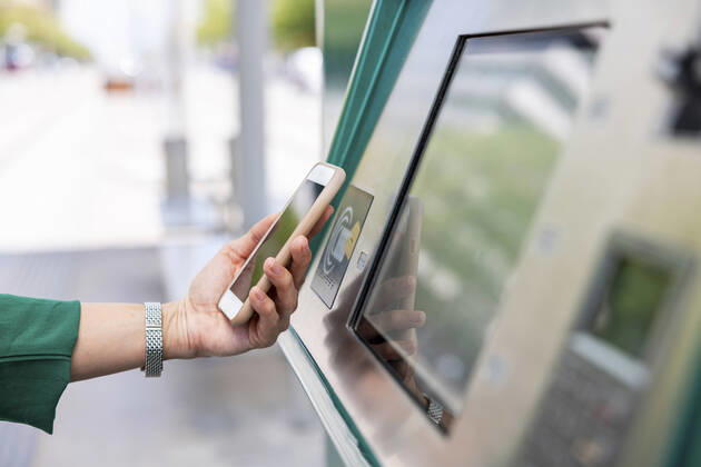 IMAGO Creative: Business, Innovative Technologie-Lösungen Hand of woman scanning on ticket machine with smart phone model released, Symbolfoto, WPEF06532