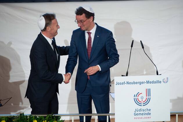 von links: Preistraeger Hans Joachim WATZKE, dankt Hendrik WUEST, Wüst, CDU, Ministerpraesident des Landes Nordrhein-Westfalen, fuer seine Laudatio, Verleihung der Josef Neuberger-Medaille 2022 der juedischen Gemeinde Duesseldorf an Hans Joachim Watzke, 03.11.2022