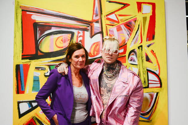 Bilder des Jahres 2022, Entertainment 11 November Entertainment Themen der Woche KW44 Entertainment Bilder des Tages Opening Of Horizon Exhibition By Alexander Höller In Cologne Artist Alexaner Höller and Gallery owner Martina Kaiser pose during his opening exhibition Horizon at Galerie Martina Kaiser in Cologne, Germany on Nov. 4, 2022 Cologne Germany  Copyright: xYingxTangx originalFilename: tang-notitle221105_npK96.jpg