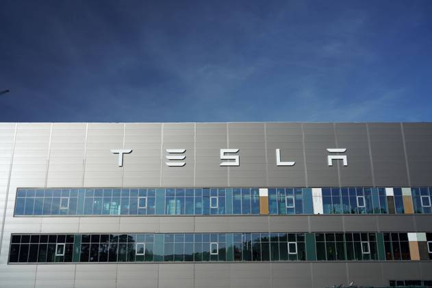 Nach Verzögerung wegen umweltrechtlicher Genehmigungsverfahren ist die Auto-Produktion von Tesla in der Gigafactory 4 jetzt mit voller Betriebsgenehmigung gestartet. Laut jüngsten Produktionszahlen verlassen inzwischen pro Woche 2.000 Autos das Werk. Obwohl ursprünglich für 2022 eine Wochenproduktion von 5.000 Fahrzeugen geplant war, sind die derzeitigen Produktionszahlen als gut einzuschätzen, da jedes hierzulande gebaute Auto den Druck vermindert, mit Tesla-Modellen aus China oder den USA die Bedürfnisse des europäischen Marktes zu decken. Auch für den Bau der Batteriefabrik sind sämtliche Genehmigungen erteilt. Die US-Zeitung Wall Street Journal hatte vor kurzem unter Berufung auf Insider berichtet, Elon Musks Unternehmen habe d Foto:xT.xBartillax xFuturexImage