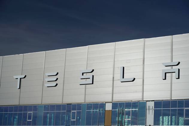 Nach Verzögerung wegen umweltrechtlicher Genehmigungsverfahren ist die Auto-Produktion von Tesla in der Gigafactory 4 jetzt mit voller Betriebsgenehmigung gestartet. Laut jüngsten Produktionszahlen verlassen inzwischen pro Woche 2.000 Autos das Werk. Obwohl ursprünglich für 2022 eine Wochenproduktion von 5.000 Fahrzeugen geplant war, sind die derzeitigen Produktionszahlen als gut einzuschätzen, da jedes hierzulande gebaute Auto den Druck vermindert, mit Tesla-Modellen aus China oder den USA die Bedürfnisse des europäischen Marktes zu decken. Auch für den Bau der Batteriefabrik sind sämtliche Genehmigungen erteilt. Die US-Zeitung Wall Street Journal hatte vor kurzem unter Berufung auf Insider berichtet, Elon Musks Unternehmen habe d Foto:xT.xBartillax xFuturexImage