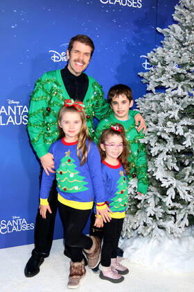 November 6, 2022, Burbank, CA, USA: LOS ANGELES - NOV 6: Perez Hilton, children at The Santa Clauses Premiere Screening at Walt Disney Studios on November 6, 2022 in Burbank, CA Burbank USA - ZUMAnc22 20221106_zaa_nc22_068 Copyright: xKathyxHutchinsx