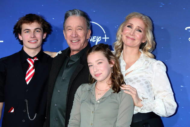 November 6, 2022, Burbank, CA, USA: LOS ANGELES - NOV 6: Austin Kane, Tim Allen, Elizabeth Allen-Dick, Elizabeth Mitchell at The Santa Clauses Premiere Screening at Walt Disney Studios on November 6, 2022 in Burbank, CA Burbank USA - ZUMAb170 20221106_zap_b170_099 Copyright: xKayxBlakex