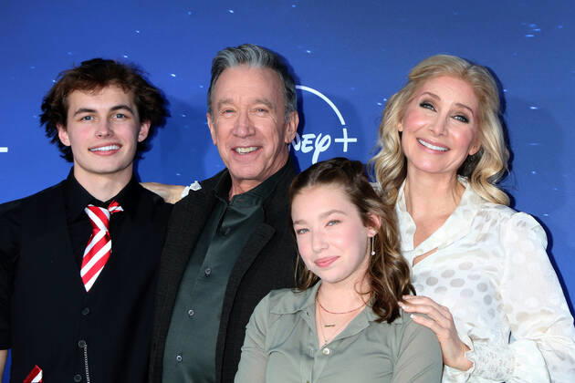 November 6, 2022, Burbank, CA, USA: LOS ANGELES - NOV 6: Austin Kane, Tim Allen, Elizabeth Allen-Dick, Elizabeth Mitchell at The Santa Clauses Premiere Screening at Walt Disney Studios on November 6, 2022 in Burbank, CA Burbank USA - ZUMAb170 20221106_zap_b170_096 Copyright: xKayxBlakex