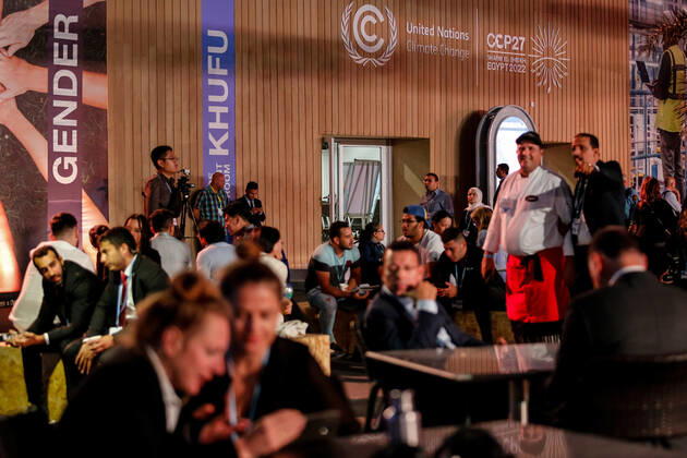 COP27 In Sharm El Sheikh - Day 2 Participants rest in front of the COP27 logo on the second day of the COP27 UN Climate Change Conference, held by UNFCCC in Sharm El-Sheikh International Convention Center, Egypt on November 7, 2022. COP27, running from November 6 to November 18 in Sharm El Sheikh focuses on implementation of measures already agreed during previous COPs. The Conference in Sharm El Sheikh focuses also on the most vulnerable communities as the climate crisis hardens life conditions of those already most disadvantaged. Sharm El Sheikh South Sinai Egypt Copyright: xDominikaxZarzyckax originalFilename: zarzycka-cop27ins221107_npk34