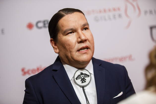 November 7, 2022, TORONTO, ON, CANADA: Anishinaabe writer Waubgeshig Rice attends the 2022 Scotiabank Giller Prize in Toronto, Monday, Nov. 7, 2022. TORONTO CANADA  - ZUMAc35_ 20221107_zaf_c35_119 Copyright: xColexBurstonx