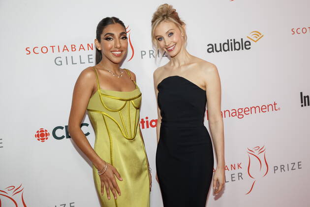 November 7, 2022, TORONTO, ON, CANADA: Canadian author Rupi Kaur, left, and actor Sarah Gadon attend the 2022 Scotiabank Giller Prize in Toronto, Monday, Nov. 7, 2022. TORONTO CANADA  - ZUMAc35_ 20221107_zaf_c35_127 Copyright: xColexBurstonx