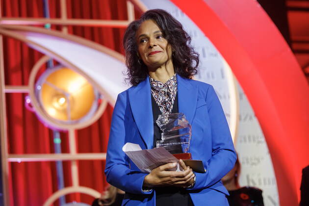 November 7, 2022, TORONTO, ON, CANADA: Suzette Mayr accepts her award as the 2022 Scotiabank Giller Prize winner in Toronto, Monday, Nov. 7, 2022. TORONTO CANADA  - ZUMAc35_ 20221107_zaf_c35_140 Copyright: xColexBurstonx