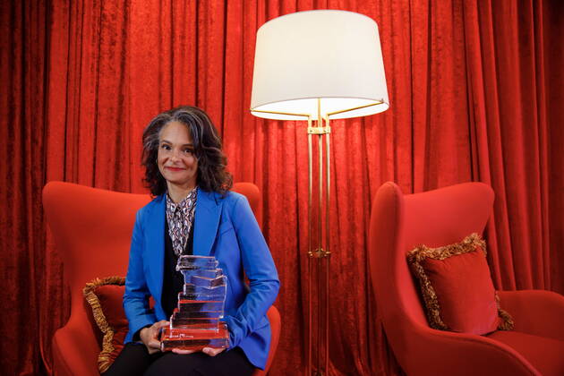 Entertainment Bilder des Tages November 7, 2022, TORONTO, ON, CANADA: Suzette Mayr is photographed after accepting her award as the 2022 Scotiabank Giller Prize winner in Toronto, Monday, Nov. 7, 2022. TORONTO CANADA  - ZUMAc35_ 20221107_zaf_c35_144 Copyright: xColexBurstonx