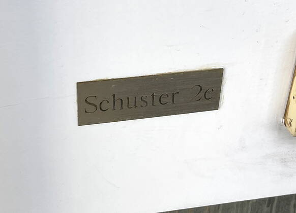 In diesem Bungalow in der Straße Im Herrnkreth in Heusweiler-Niedersalbach lebte die, seit 19. September vermisste, Gerda Schuster (74), hier fotografiert am Dienstag (08.11.2022). Die alleinstehende Frau soll nach Angaben der Polizei umgebracht worden sein. Die Rollläden am Anwesen sind noch heruntergelassen, weil die Seniorin vor ihrem Tod mit der mutmaßlichen späteren Täterin in Urlaub fuhr. An der Haustür klebt eine Visitenkarte der Polizei, offensichtlich hat die Spurensicherung Teile der Türlackierung abgekratzt.