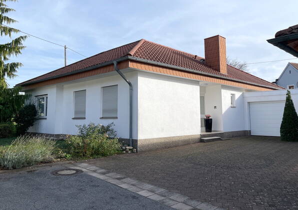 In diesem Bungalow in der Straße Im Herrnkreth in Heusweiler-Niedersalbach lebte die, seit 19. September vermisste, Gerda Schuster (74), hier fotografiert am Dienstag (08.11.2022). Die alleinstehende Frau soll nach Angaben der Polizei umgebracht worden sein. Die Rollläden am Anwesen sind noch heruntergelassen, weil die Seniorin vor ihrem Tod mit der mutmaßlichen späteren Täterin in Urlaub fuhr. An der Haustür klebt eine Visitenkarte der Polizei, offensichtlich hat die Spurensicherung Teile der Türlackierung abgekratzt.