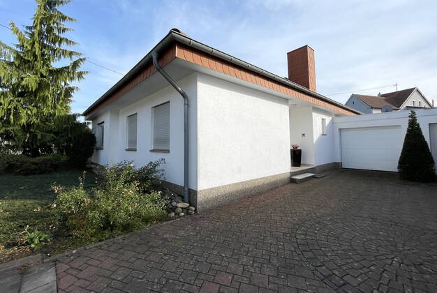 In diesem Bungalow in der Straße Im Herrnkreth in Heusweiler-Niedersalbach lebte die, seit 19. September vermisste, Gerda Schuster (74), hier fotografiert am Dienstag (08.11.2022). Die alleinstehende Frau soll nach Angaben der Polizei umgebracht worden sein. Die Rollläden am Anwesen sind noch heruntergelassen, weil die Seniorin vor ihrem Tod mit der mutmaßlichen späteren Täterin in Urlaub fuhr. An der Haustür klebt eine Visitenkarte der Polizei, offensichtlich hat die Spurensicherung Teile der Türlackierung abgekratzt.