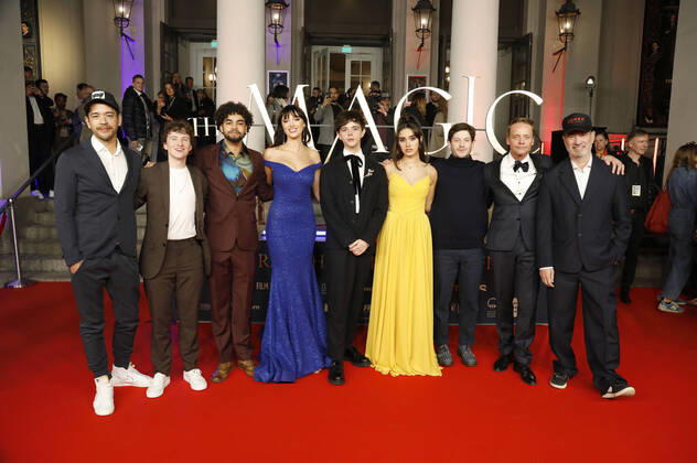 Bilder des Jahres 2022, Entertainment 11 November Entertainment Themen der Woche KW45 Florian Sigl, Elliot Courtiour, Amir Wilson, Niamh McCormack, Jack Wolfe, Asha Banks, Iwan Rheon, Stefan Konarske und Roland Emmerich bei der Premiere des Kinofilms The Magic Flute - Das Vermächtnis der Zauberflöte im Staatstheater am Gärtnerplatz. München, 07.11.2022