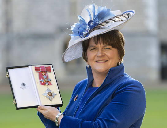 . 08 11 2022. Windsor, United Kingdom. Former First Minister of Northern Ireland Arlene Foster with her damehood after an Investiture at Windsor Castle.  xStephenxLockx xi-Imagesx IIM-23912-0011