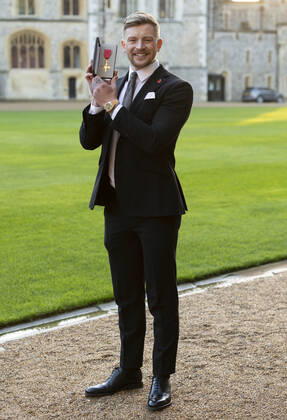 . 08 11 2022. Windsor, United Kingdom. Olympic swimmer Adam Peaty with his OBE after an Investiture at Windsor Castle, United Kingdom.  xStephenxLockx xi-Imagesx IIM-23912-0013