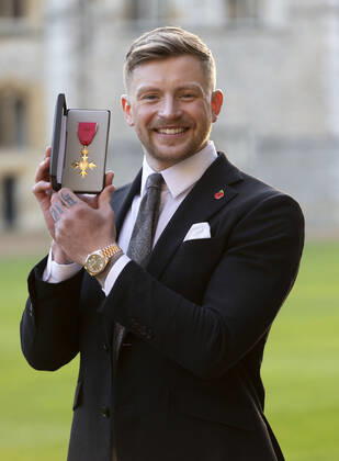 . 08 11 2022. Windsor, United Kingdom. Olympic swimmer Adam Peaty with his OBE after an Investiture at Windsor Castle, United Kingdom.  xStephenxLockx xi-Imagesx IIM-23912-0014