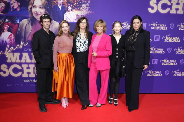 Bilder des Jahres 2022, Entertainment 11 November Entertainment Themen der Woche KW45 Entertainment Bilder des Tages Aaron Altaras, Karoline Herfurth, Nora Tschirner, Ulrike Kriener, Milena Tscharntke und Jasmin Shakeri bei der Film Premiere von Einfach mal was Schönes am 8.11.2022 in Berlin Einfach mal was Schoenes Filmpremiere in Berlin
