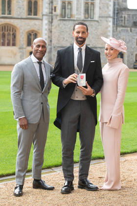 . 08 11 2022. Windsor, United Kingdom. Former Manchester United footballer Rio Ferdinand with his wife Kate and his father Julian, after receiving an OBE at an Investiture at Windsor Castle, United Kingdom.  xi-Imagesx xPoolx IIM-23912-0037