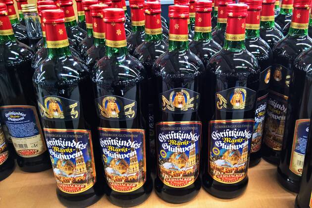 Nuernberger Christkindlesmarkt Gluehwein in Flaschen - im Supermarkt-Sortiment. Hersteller ist die Gerstacker Weinkellerei und Likoerfabrik GmbH aus Nuernberg