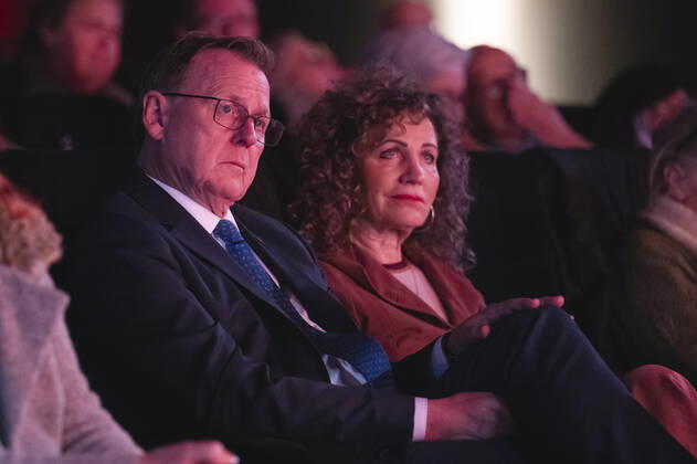 LÖWENHERZ FRIEDENSPREIS 2022 FÜR BODO RAMELOW 09 11 2022 - Weimar: Die Verleihung des Löwenherz Friedenspreises, für Personen, die sich in herausragender Weise um Frieden und Versöhnung verdient gemacht haben, an Bodo Ramelow am 9. November 2022 im Kinosaal der KZ Gedenkstätte Buchenwald. Ministerpräsident Bodo Ramelow (DIE LINKE) und die Präsidentin des Thüringer Landtags Birgit Pommer (Die Linke) im Pubilkum. _________________