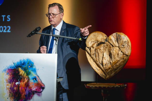 LÖWENHERZ FRIEDENSPREIS 2022 FÜR BODO RAMELOW 09 11 2022 - Weimar: Die Verleihung des Löwenherz Friedenspreises, für Personen, die sich in herausragender Weise um Frieden und Versöhnung verdient gemacht haben, an Bodo Ramelow am 9. November 2022 im Kinosaal der KZ Gedenkstätte Buchenwald. Ministerpräsident Bodo Ramelow (DIE LINKE). _________________
