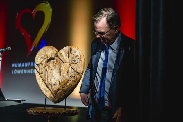 LÖWENHERZ FRIEDENSPREIS 2022 FÜR BODO RAMELOW 09 11 2022 - Weimar: Die Verleihung des Löwenherz Friedenspreises, für Personen, die sich in herausragender Weise um Frieden und Versöhnung verdient gemacht haben, an Bodo Ramelow am 9. November 2022 im Kinosaal der KZ Gedenkstätte Buchenwald. Ministerpräsident Bodo Ramelow (DIE LINKE). _________________