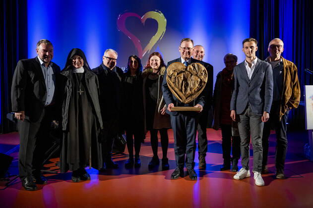 News Bilder des Tages LÖWENHERZ FRIEDENSPREIS 2022 FÜR BODO RAMELOW 09 11 2022 - Weimar: Die Verleihung des Löwenherz Friedenspreises, für Personen, die sich in herausragender Weise um Frieden und Versöhnung verdient gemacht haben, an Bodo Ramelow am 9. November 2022 im Kinosaal der KZ Gedenkstätte Buchenwald. Ministerpräsident Bodo Ramelow (DIE LINKE) mit den Projekt-Verantwortlichen. _________________