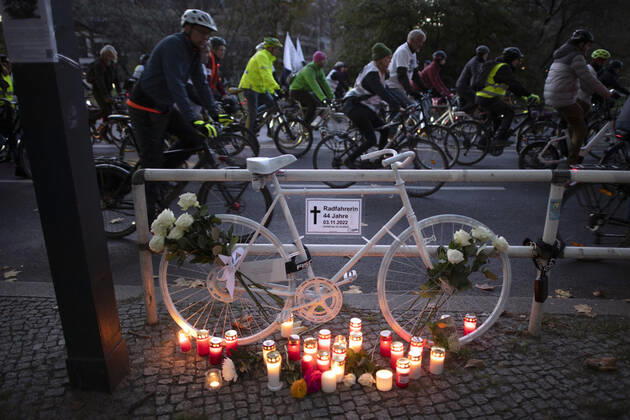 Mahnwache getoetete Radfahrerin DEU, Deutschland, Germany, Berlin, 06.11.2022 Kundgebung mit Symbol weisses Rad Geisterrad und Schild Mahnwache fuer getoetete Radfahrerin 44 Jahre 03.11.2022 und Verkehrsunfallopfer Erinnerungs Rad der Initiativen ADFC Allgemeiner Deutscher Fahrrad Club, Vision Zero und Changing Cities an der Spichernstrasse Bundesstrasse in Berlin, Deutschland. Aktion fuer mehr Sicherheit im Strassenverkehr auf Grundlage des Unfalls zwischen einem Lastwagen Betonmischer und vom Opfer am 31. Oktober 2022 an der Ungluecksstelle. Kritik gab es an einer Aktion von Klimaaktivisten Aufstand der Letzten Generation welche angeblich die Rettung erschwerte. en: Rally with symbol ghost bike and sign vigil for killed woman cyclist and