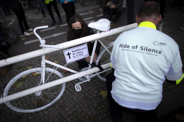 Mahnwache getoetete Radfahrerin DEU, Deutschland, Germany, Berlin, 06.11.2022 Kundgebung mit Symbol weisses Rad Geisterrad und Schild Mahnwache fuer getoetete Radfahrerin 44 Jahre 03.11.2022 und Verkehrsunfallopfer Erinnerungs Rad der Initiativen ADFC Allgemeiner Deutscher Fahrrad Club, Vision Zero und Changing Cities an der Spichernstrasse Bundesstrasse in Berlin, Deutschland. Aktion fuer mehr Sicherheit im Strassenverkehr auf Grundlage des Unfalls zwischen einem Lastwagen Betonmischer und vom Opfer am 31. Oktober 2022 an der Ungluecksstelle. Kritik gab es an einer Aktion von Klimaaktivisten Aufstand der Letzten Generation welche angeblich die Rettung erschwerte. en: Rally with symbol ghost bike and sign vigil for killed woman cyclist and