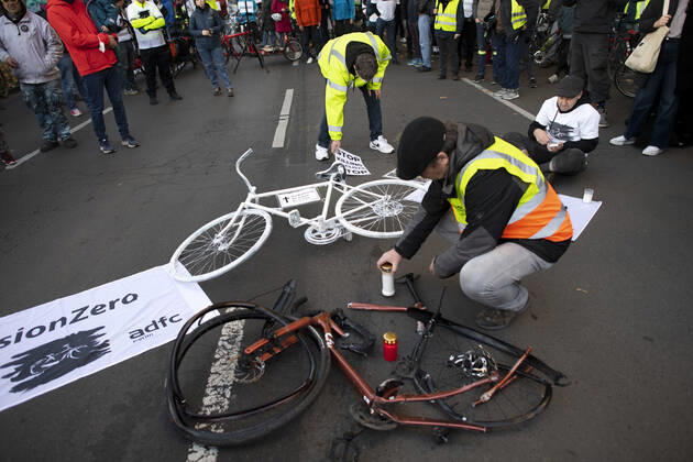 Mahnwache getoetete Radfahrerin DEU, Deutschland, Germany, Berlin, 06.11.2022 Kundgebung mit kaputtem Opferrad Symbol weisses Rad Geisterrad und Schild Mahnwache fuer getoetete Radfahrerin 44 Jahre 03.11.2022 und Verkehrsunfallopfer Erinnerungs Rad der Initiativen ADFC Allgemeiner Deutscher Fahrrad Club, Vision Zero und Changing Cities an der Spichernstrasse Bundesstrasse in Berlin, Deutschland. Aktion fuer mehr Sicherheit im Strassenverkehr auf Grundlage des Unfalls zwischen einem Lastwagen Betonmischer und vom Opfer am 31. Oktober 2022 an der Ungluecksstelle. Kritik gab es an einer Aktion von Klimaaktivisten Aufstand der Letzten Generation welche angeblich die Rettung erschwerte. en: Rally with destroyed bike and symbol ghost bike and sig