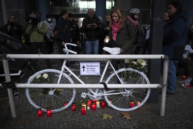 Mahnwache getoetete Radfahrerin DEU, Deutschland, Germany, Berlin, 06.11.2022 Kundgebung mit Symbol weisses Rad Geisterrad und Schild Mahnwache fuer getoetete Radfahrerin 44 Jahre 03.11.2022 und Verkehrsunfallopfer Erinnerungs Rad der Initiativen ADFC Allgemeiner Deutscher Fahrrad Club, Vision Zero und Changing Cities an der Spichernstrasse Bundesstrasse in Berlin, Deutschland. Aktion fuer mehr Sicherheit im Strassenverkehr auf Grundlage des Unfalls zwischen einem Lastwagen Betonmischer und vom Opfer am 31. Oktober 2022 an der Ungluecksstelle. Kritik gab es an einer Aktion von Klimaaktivisten Aufstand der Letzten Generation welche angeblich die Rettung erschwerte. en: Rally with symbol ghost bike and sign vigil for killed woman cyclist and
