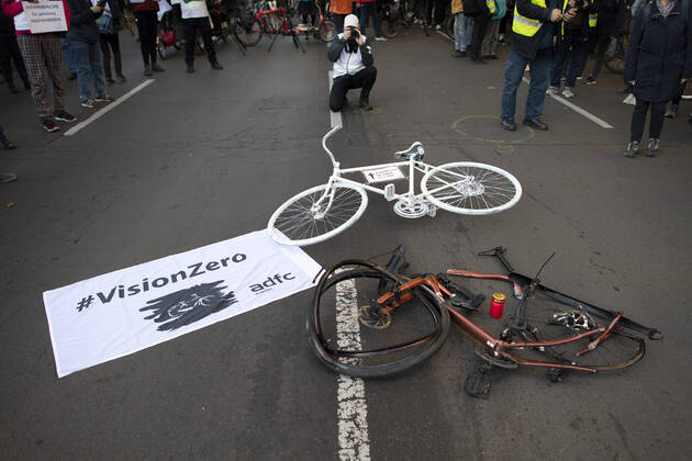 Mahnwache getoetete Radfahrerin DEU, Deutschland, Germany, Berlin, 06.11.2022 Kundgebung mit kaputtem Opferrad Symbol weisses Rad Geisterrad und Schild Mahnwache fuer getoetete Radfahrerin 44 Jahre 03.11.2022 und Verkehrsunfallopfer Erinnerungs Rad der Initiativen ADFC Allgemeiner Deutscher Fahrrad Club, Vision Zero und Changing Cities an der Spichernstrasse Bundesstrasse in Berlin, Deutschland. Aktion fuer mehr Sicherheit im Strassenverkehr auf Grundlage des Unfalls zwischen einem Lastwagen Betonmischer und vom Opfer am 31. Oktober 2022 an der Ungluecksstelle. Kritik gab es an einer Aktion von Klimaaktivisten Aufstand der Letzten Generation welche angeblich die Rettung erschwerte. en: Rally with destroyed bike and symbol ghost bike and sig