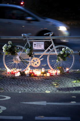 Mahnwache getoetete Radfahrerin DEU, Deutschland, Germany, Berlin, 06.11.2022 Kundgebung mit Symbol weisses Rad Geisterrad und Schild Mahnwache fuer getoetete Radfahrerin 44 Jahre 03.11.2022 und Verkehrsunfallopfer Erinnerungs Rad der Initiativen ADFC Allgemeiner Deutscher Fahrrad Club, Vision Zero und Changing Cities an der Spichernstrasse Bundesstrasse in Berlin, Deutschland. Aktion fuer mehr Sicherheit im Strassenverkehr auf Grundlage des Unfalls zwischen einem Lastwagen Betonmischer und vom Opfer am 31. Oktober 2022 an der Ungluecksstelle. Kritik gab es an einer Aktion von Klimaaktivisten Aufstand der Letzten Generation welche angeblich die Rettung erschwerte. en: Rally with symbol ghost bike and sign vigil for killed woman cyclist and