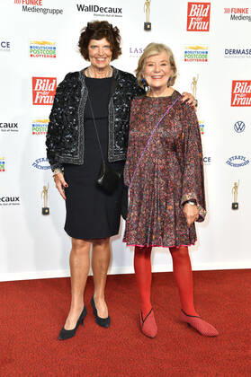 Jutta Speidel und Gast bei der 15. Verleihung der Goldenen Bild der Frau 2022 im Stage Theater Neue Flora. Hamburg, 09.11.2022