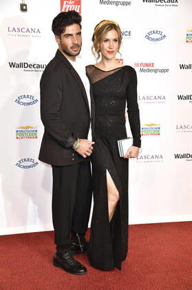 Wolke Hegenbarth mit Partner Oliver Vaid bei der 15. Verleihung der Goldenen Bild der Frau 2022 im Stage Theater Neue Flora. Hamburg, 09.11.2022