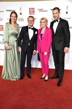 Bianca Pohlmann, Christoph Rüth, Andrea Glock und Kai Pflaume bei der 15. Verleihung der Goldenen Bild der Frau 2022 im Stage Theater Neue Flora. Hamburg, 09.11.2022